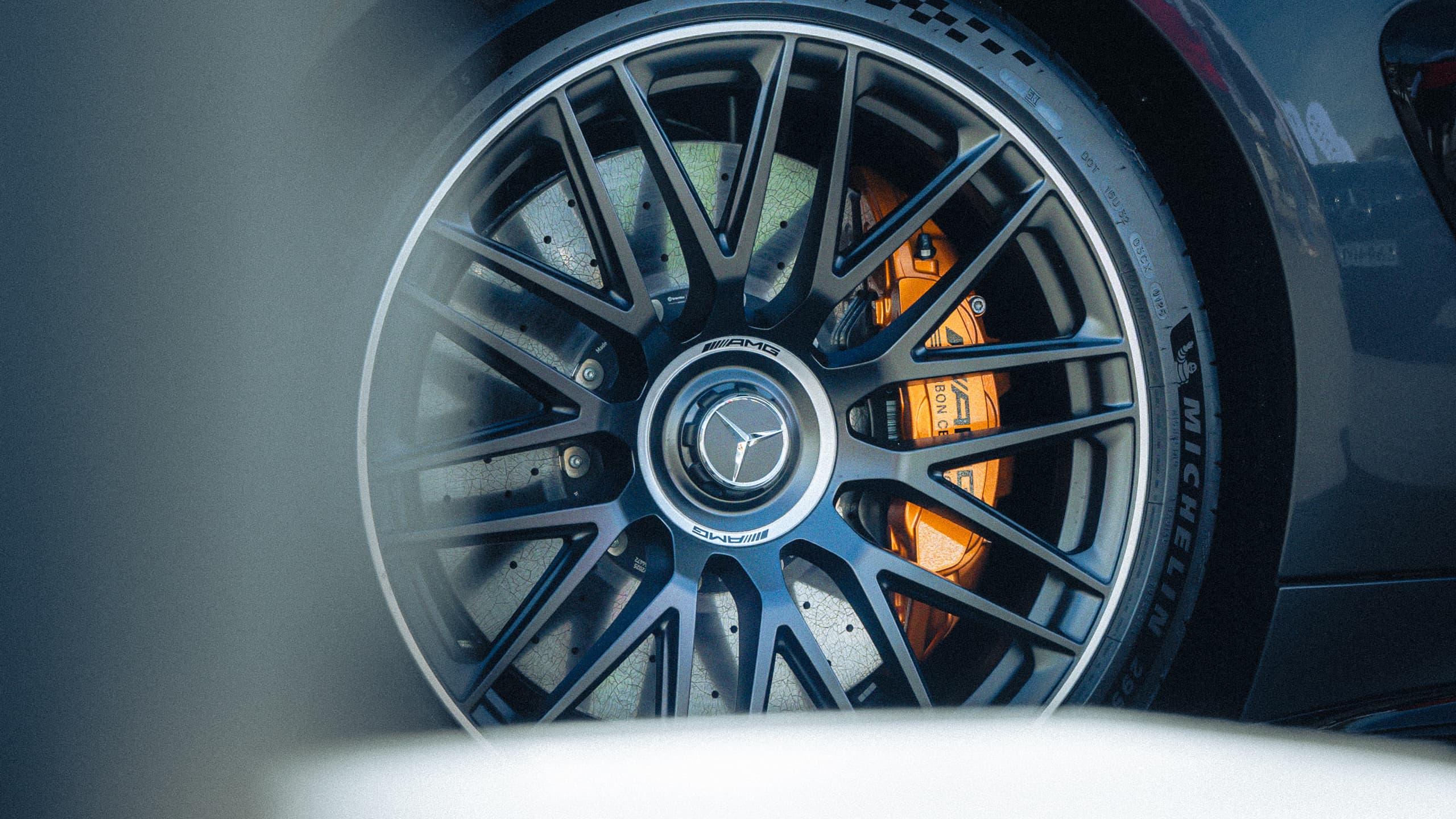 Mercedes-Benzin tiheäpuolainen vanne ja jarrusatula