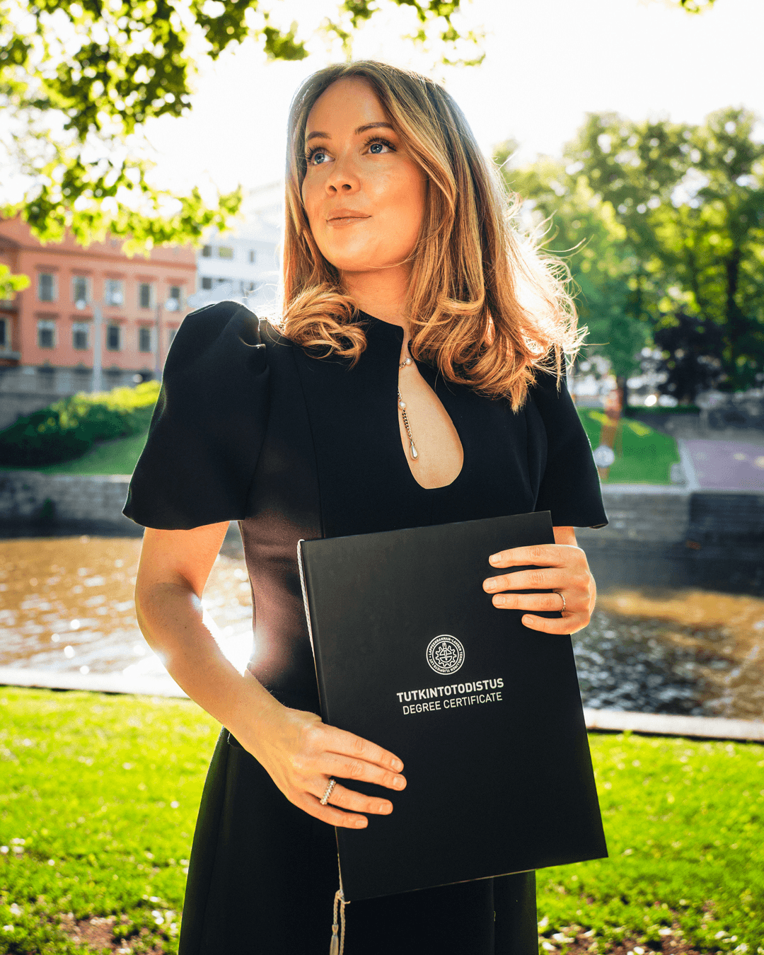 Valmistujaiskuvaus – tutkintotodistus puistossa