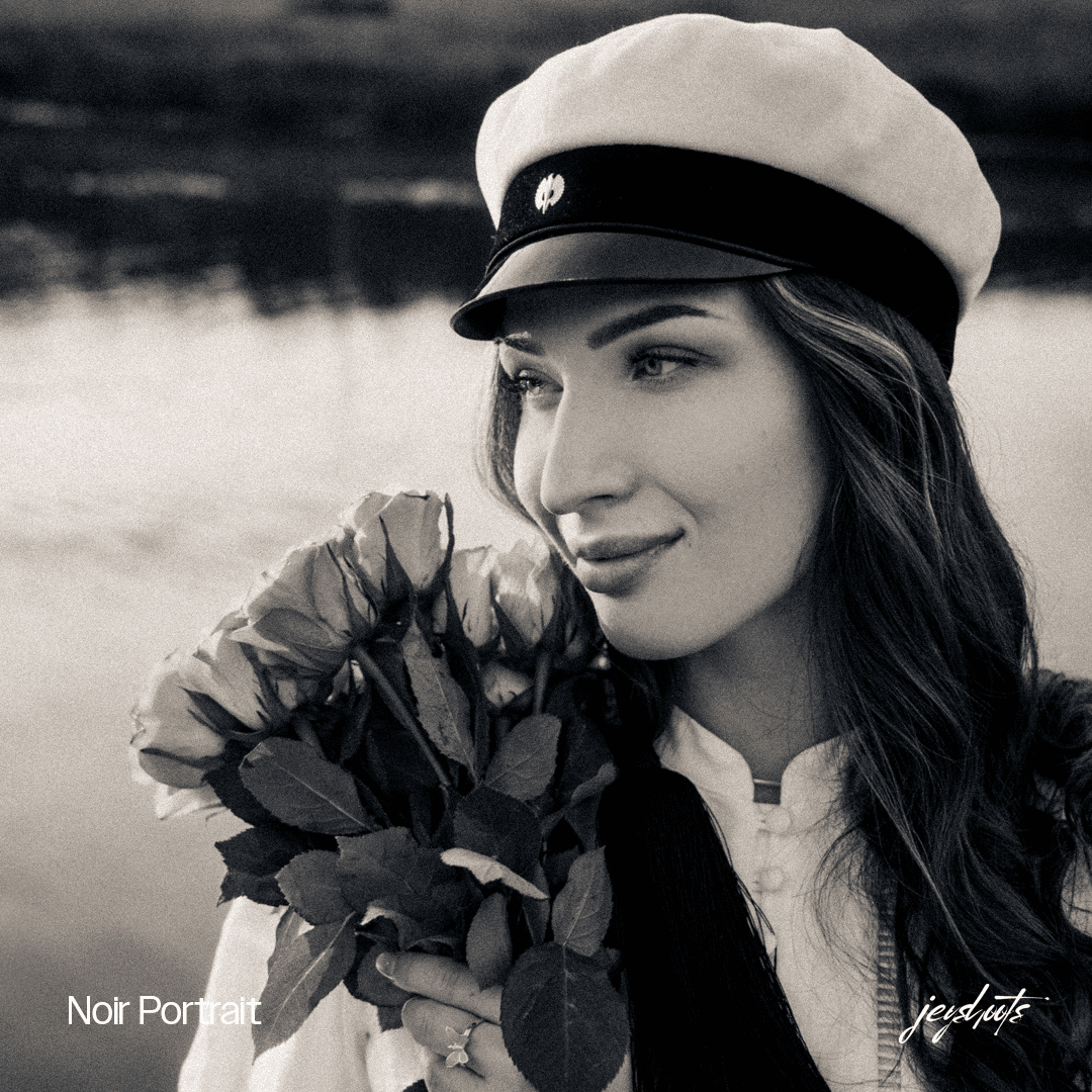 Ylioppilas valkolakissa ruusukimpun kanssa – Noir Portrait, presetillä viimeistelty kuva.