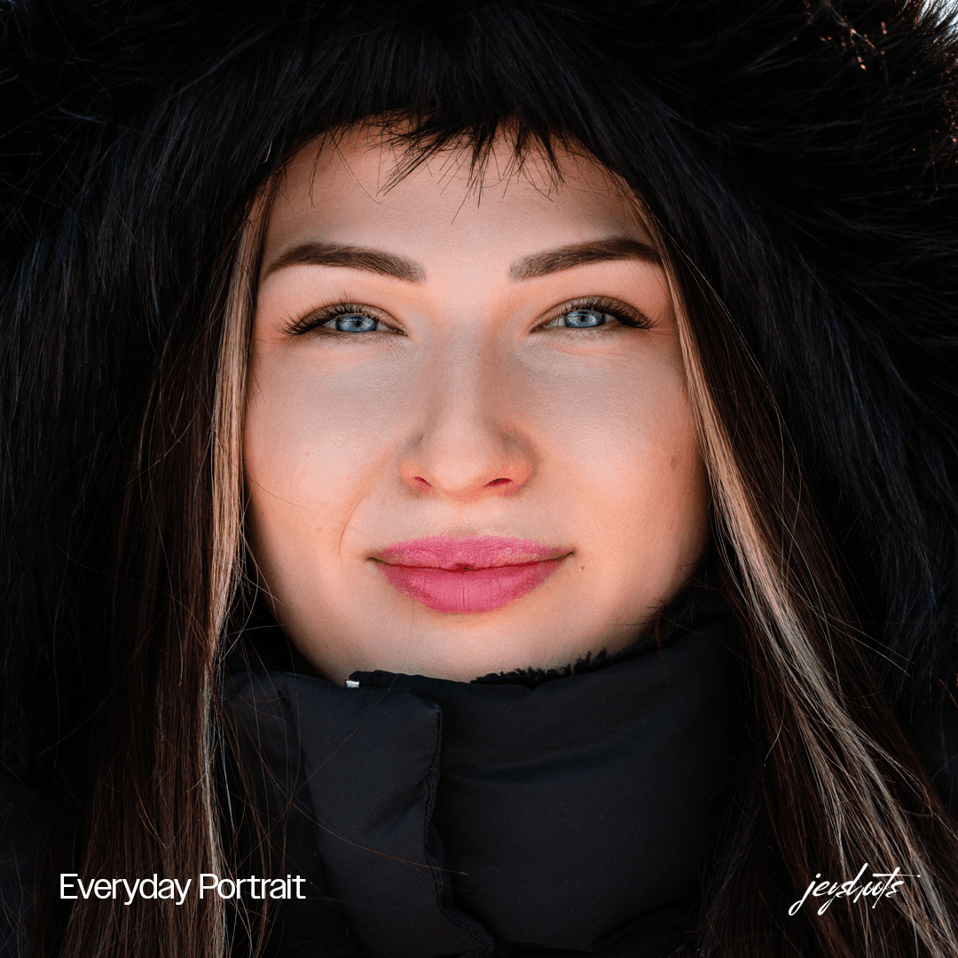 Naisen lähimuotokuva mustassa talvihupussa – Everyday Portrait, presetillä viimeistelty kuva.