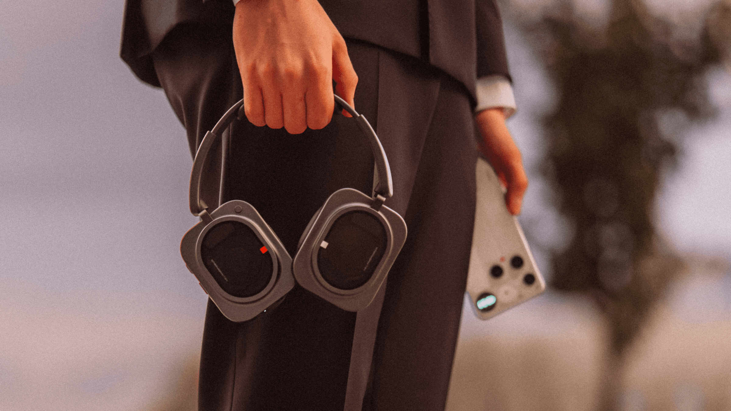 Nothing Headphone (1) Pro -kuulokkeet mallin kädessä